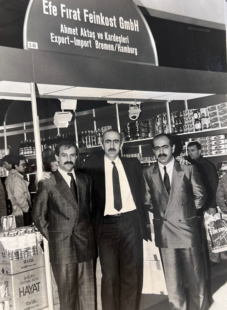 Ahmet Aktaş ve kardeşleri Efe Fırat Feinkost fuar standında